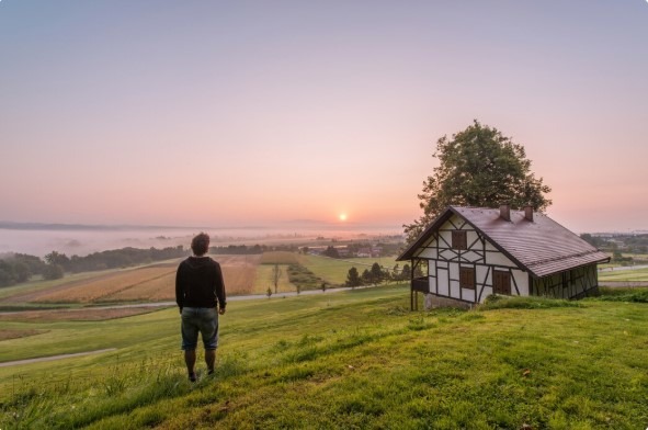 Hilltop Retreat in Lamahatta: Experience Spring with Himalayan Views