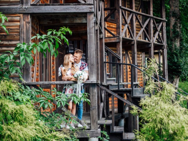 What Makes a Hilltop Retreat in Lamahatta Different from Other Mountain Stays?